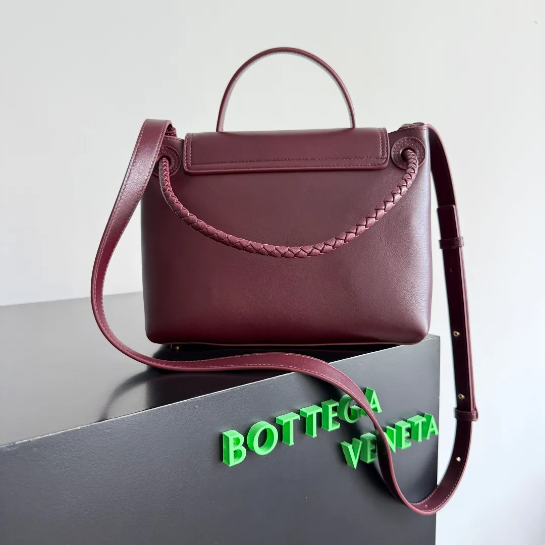 Batch 2060 BottegaVeneta Latest Ciao Ciao Bag Silky cowhide two-way flap handbag with signature twist detail, hidden hook closure, flap can be fastened to the front or attached to the INTRECCIATO woven internal pocket, comes with an adjustable and removable crossbody strap, internal compartment, and also features a zippered pocket. The surprise flap has various shapes. Style 1 - Cover the bag surface, exposing the knot and knot decoration. Style 2 - Place the flap inside the bag. A buckle is also designed. Style 3 - The U-shaped position of the top handle in the hand bag. Style No.: 835835 Size: 26*19*10.5cm